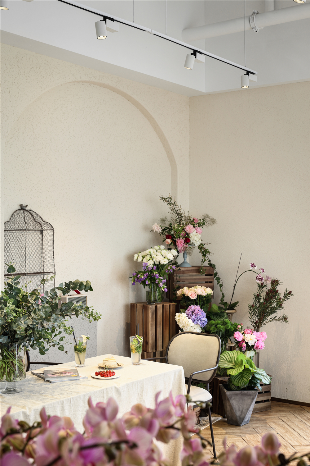 閔行區(qū)100平花店辦公室裝修設(shè)計(jì)案例-第4張圖片-上海古都建筑設(shè)計(jì)集團(tuán) 閔行區(qū)100平花店辦公室裝修設(shè)計(jì)案例-第4張圖片-上海古都建筑設(shè)計(jì)集團(tuán)