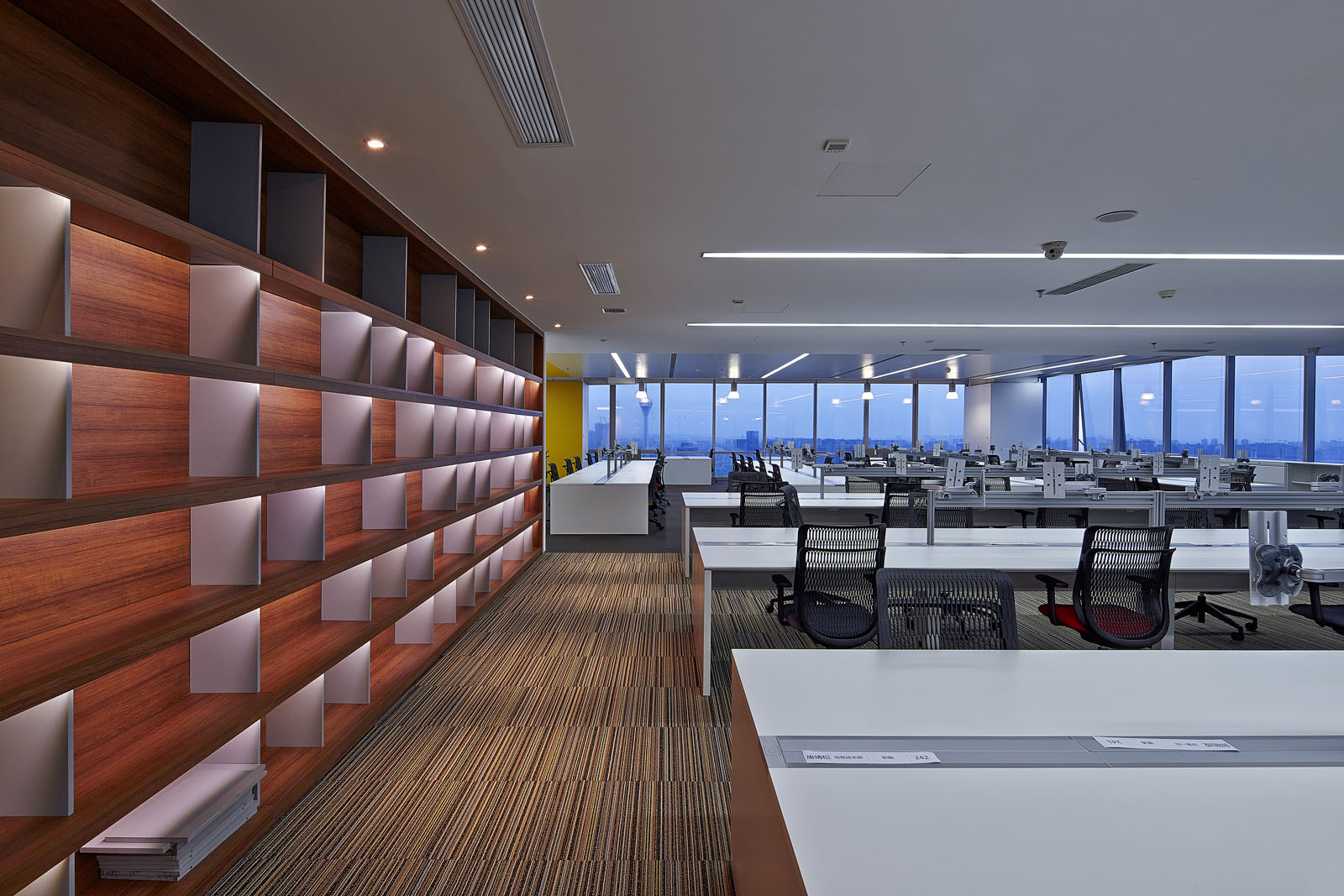 現(xiàn)代科技風辦公室裝修設(shè)計效果圖-第6張圖片-上海古都建筑設(shè)計集團